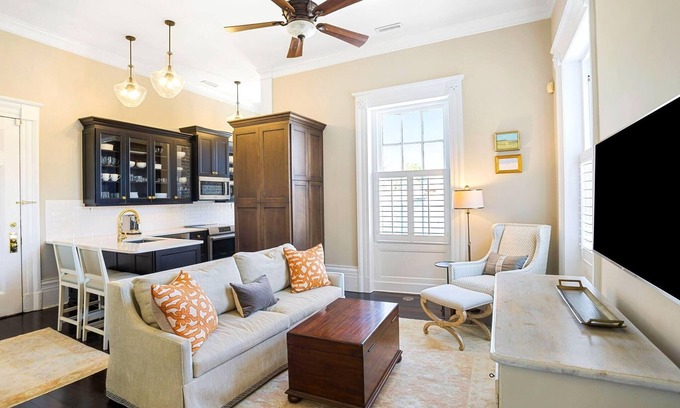 Harleston Village Condominio | Incredible Monthly Downtown Historic Luxury Condo by MUSC - Walk to Everything