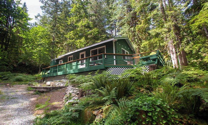 Marblemount Cabina | Incredible mountain views, off grid cottage sleeps 4
