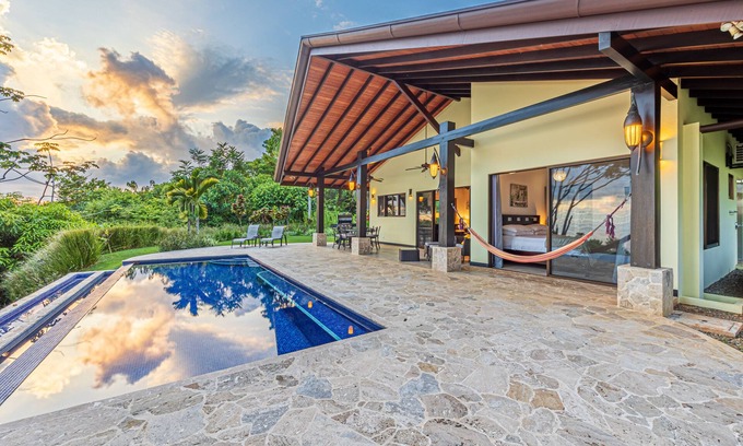 Dominical Villa | Olas Azul: preciosas vistas al océano y las montañas, comunidad cerrada, piscina privada