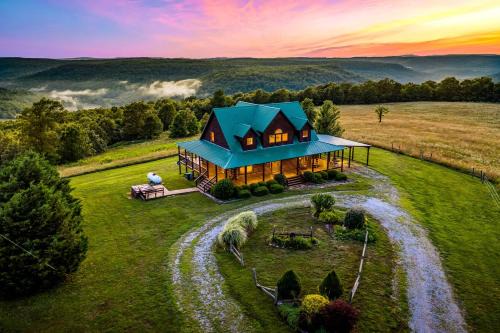 Harrison Casa | Incredible Pet-Friendly Cabin Located on Top of a Magnificent Mountain in Compton, AR