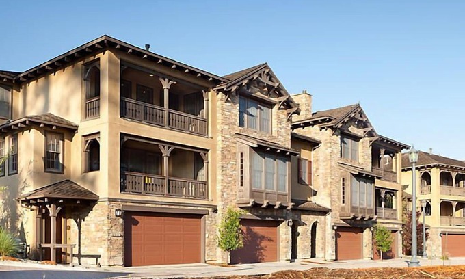 The Village Hotel | Increíble Resort - ¡El Club en Big Bear Village!