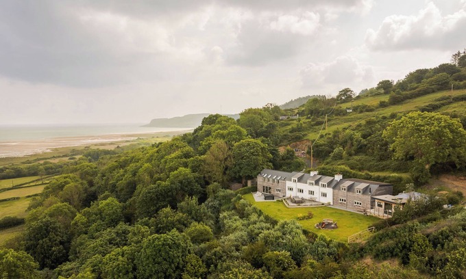 Pentraeth Casa | Incredible stay overlooking Red Wharf By sleeping up to 18 guests with hot tub & garden lounge area