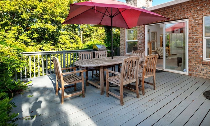 Beaverton Casa | Plan de piso abierto de Southwest Portland Single Home con patio arbolado a solo 20 minutos del centro
