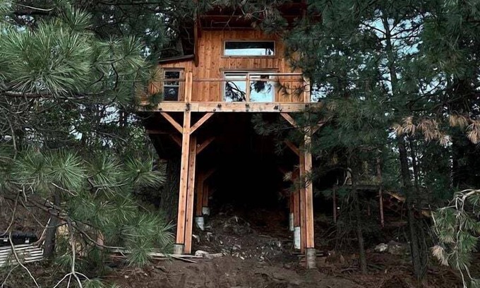 Moscow Casa | Incredible Timber Tree House with Wood-Fired Hot Tub Nestled in the Trees for a Unique Romantic Getaway in Moscow, Idaho
