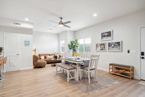 Midway City Casa | Incredible Value for 12 guests, New 3BR Home by Disneyland, Knott's, Beach