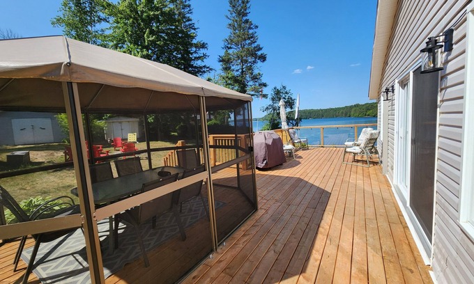 Cayamant Chalet De Esquí | Incredible view of the lake everywhere with sandy beach!