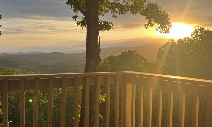 Dahlonega Casa | Incredible views, 6BR, game room, fire pit, bunk room, great location!!