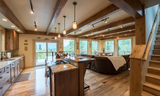 Cooper Landing Casa | ¡Vistas increíbles del río Kenai y las montañas, Home se encuentra en 5 acres privados!