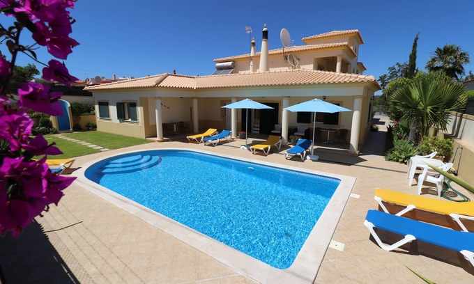 Alpouvar Apartamento | Independent 1 bedroom apartment at Spectacular villa pool, air con,near Old Town