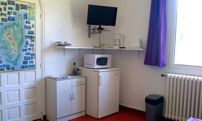 Ucciani Cama Y Desayuno | Independent furnished BEDROOM, linen and parking included 30km AJACCIO and BEACHES