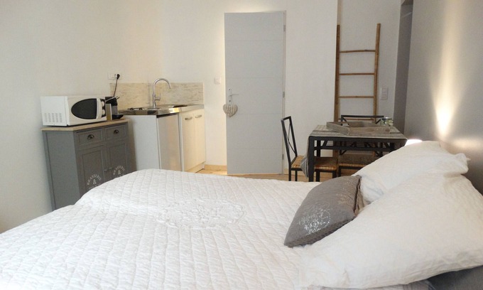 Tarascon Apartamento | Independent guest room on the first floor of a Provencal house