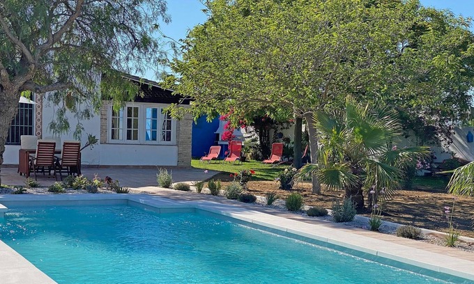 Zahora Villa | Casa independiente amueblada con confort y estilo, jardín grande