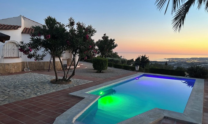 Sayalonga Casa | Villa independiente, magnifica vista al mar, piscina privada, WIFI