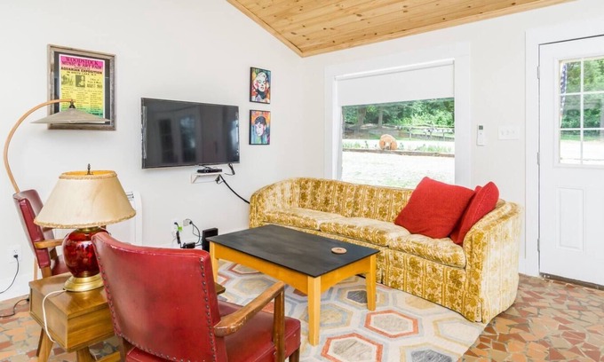 Dahlonega Casa | Indian Hills Retro Motel - 7 Suite Takeover, sleeps 25