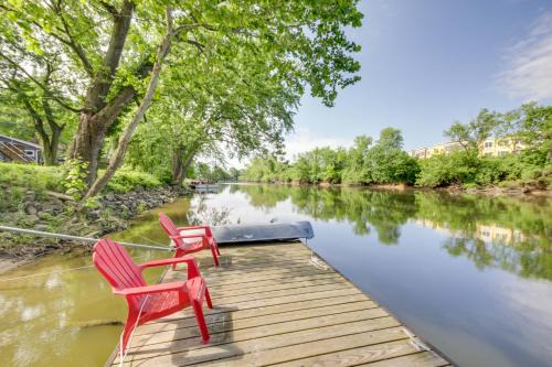 Indianapolis Apartamento | Indianapolis Riverfront Retreat with Shared Dock!