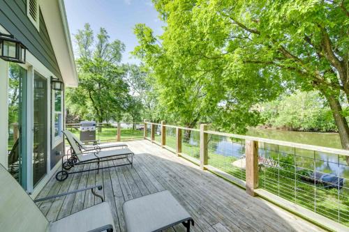 Indianapolis Apartamento | Indianapolis Riverfront Rental with Wraparound Deck!