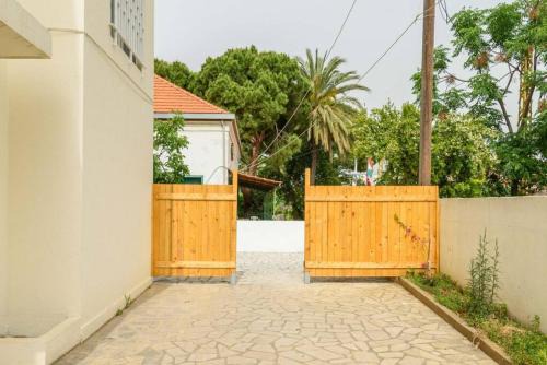 Aamchit Apartamento | Indigo - Duplex 1-BR Apt with Terrace & Garden in Batroun