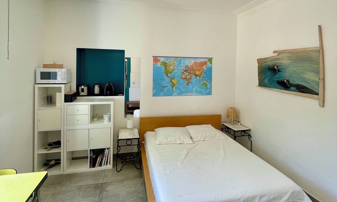 Saint-Andre-de-Sangonis Apartamento | Individual bedroom and bathroom, entrance and garden