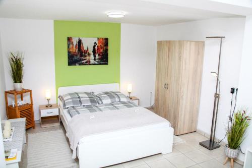 Bitburg Apartamento | INDIVIDUAL APARTMENTS - Zentrale, ruhige Wohnung in Innenstadt - Küche, Parkplatz, Terrasse, SmartTV, Netflix