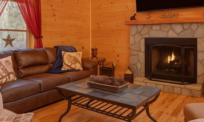 Eagle Mountain Cabina | Indoor Heated Pool - Hot Tub 6 Seater - Fire Pit - Wineries - Pickleball - Gym