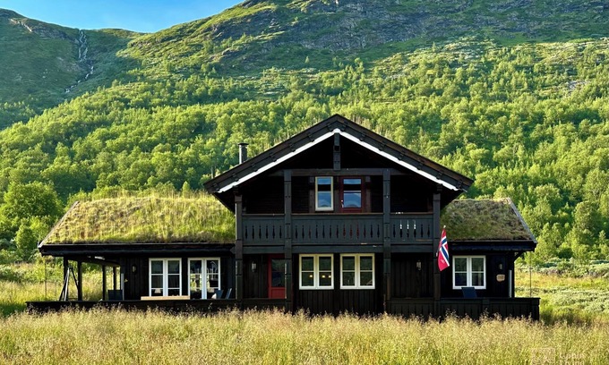 Tyinkrysset Cabina | Indoor hot tub, views & nature, cosy family cabin at Filefjell