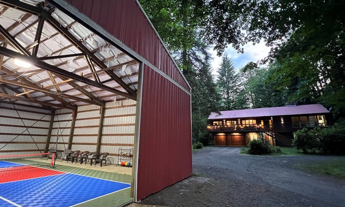 Brightwood Cabina | Indoor Pickleball - Pet Friendly, 2 Acres, HotTub!