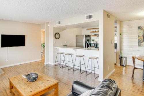 Skyway Apartamento | Indoor Pool Access Colorado Springs Condo!