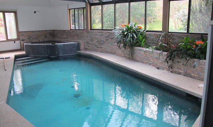 Chesapeake Beach Casa | Piscina cubierta y spa en casa francesa contemporánea aislada en los bosques circundantes