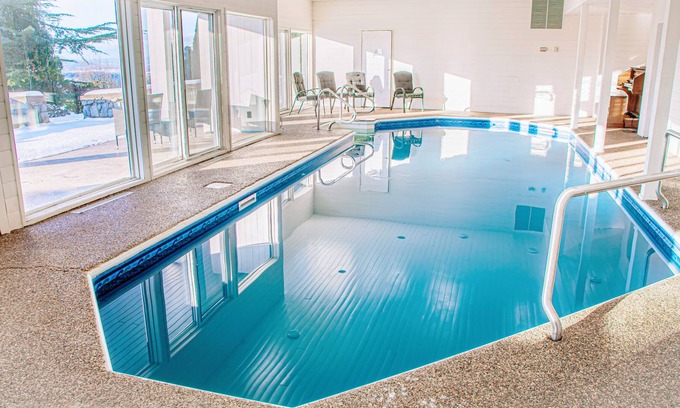 Lower Sumas Mountain Casa | Indoor pool, central, king bed