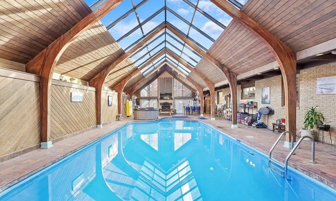 Ottawa Casa | Downtown Ottawa Retreat: Sleeps 15, Heated Indoor Pool, Hot Tub, Sauna, 5BR/4BA