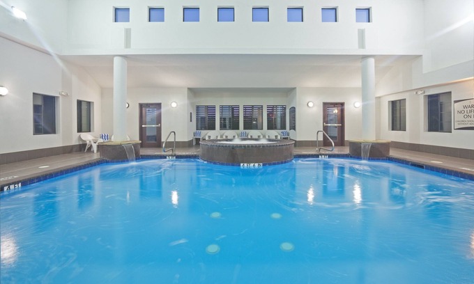 Plano Condominio | Piscina cubierta + Wi-Fi gratis, desayuno gratis | Suite King totalmente equipada