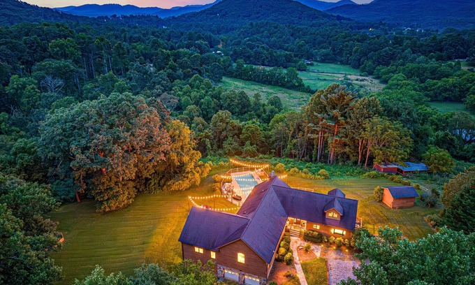 Fairview Cabina | Indoor & Outdoor Pool Private 5 Acres Sleeps 24