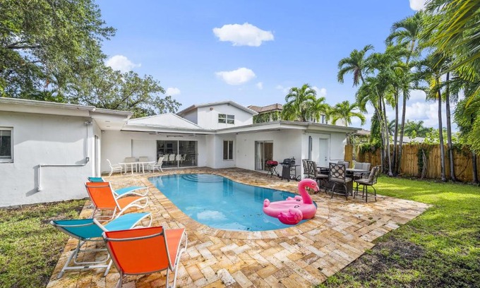 Ojus Casa | Indulge in 6 Beds Home w Pool near Aventura Mall
