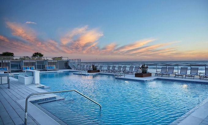 East Daytona Hotel | Indulge In Contemporary Comfort! 3 Family-friendly Units, City View, Pool