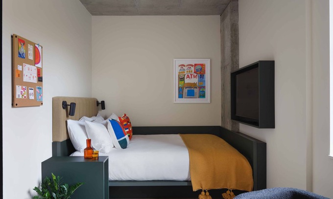 Williamsburg Hotel | Indulge in Home-Like Comfort! Pets Allowed, Minutes Away to Statue of Liberty!