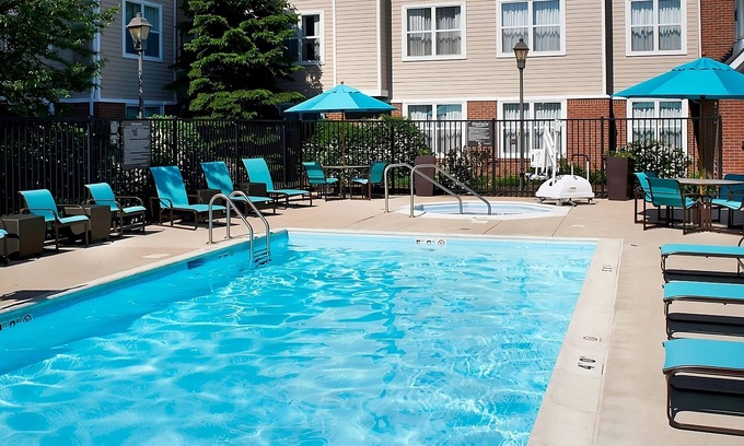 Waukegan Apartamento | Indulge In Home Like Comfort! Near Genesee Theater, Pets Allowed, Outdoor Pool!