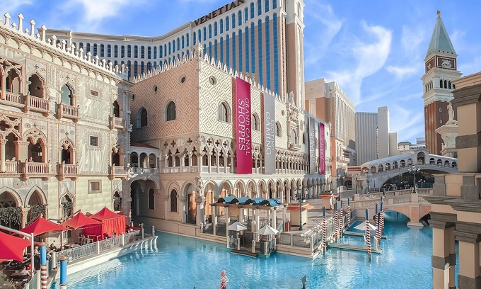 Las Vegas Hotel | Indulge in Home Like Comfort! 3 Pleasant Units, City View, Near Fremont Street