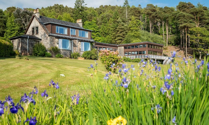 Tighnabruaich Casa | Indulge in serenity: A family friendly destination on the shores of Loch Fyne.