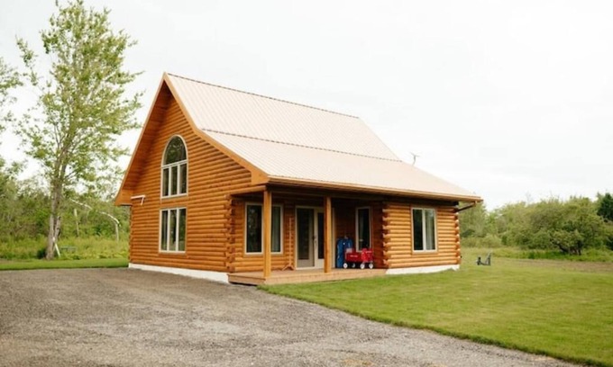 Malagash Mine Casa | Indulge in Serenity at The Golden Pearl: A Beautiful Log Cottage Escape