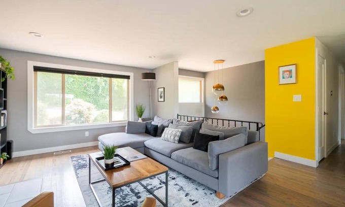 Brighton Casa | Indulge, Relax & Play: 5-Bedroom Haven with Games, Kitchen, Deck, Office & A/C