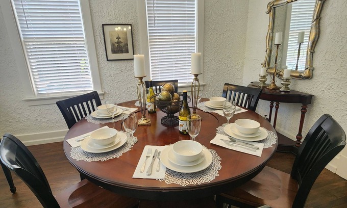 Montgomery Casa | Indulgent Downtown Retreat - Beautiful Historic Home - 10 Guests - 6 Beds
