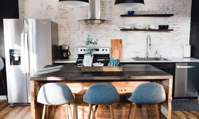 Tri-Cities Casa | Industria - Private ground floor apartment, loaded with amenities.