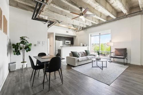 Baton Rouge Apartamento | Industrial Downtown Apartment - 2BD 2BA