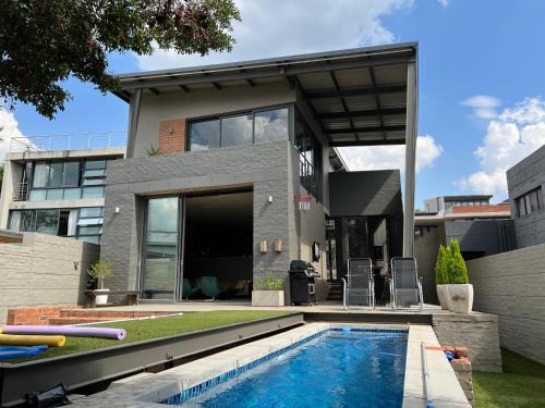 Lynnwood Ridge Casa | Industrial Style Luxury Smart Mansion