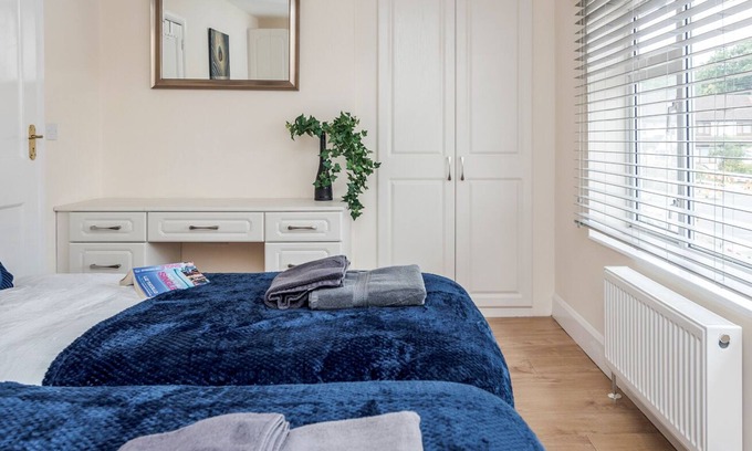 Hatch Lane Casa | Industrial Styled 3-Bed 2 Bath Home London-Chingford/Enfield