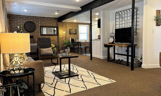 Greentown Casa | Industrial-themed studio centrally located near wineries, HOF, antiques, & more