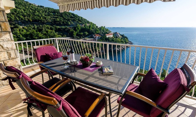 Lozica Apartamento | Indy's Beach Apartments -Two Bedroom Apartment with Balcony and Sea View