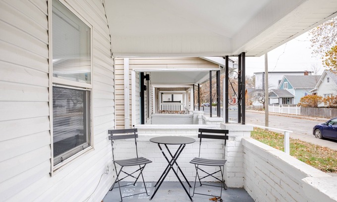 Fountain Square Cabaña | Indy Yellow Modern Stylish City Oasis 3BR Retreat with Parking