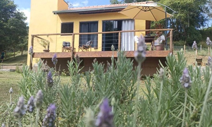 Corrego do Bom Jesus Chalet De Esquí | Infinite Valley Chalet Romantic mountain retreat with trail and fire pit 🔥🌲