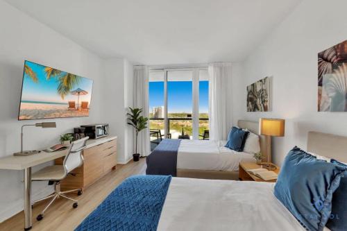 Hallandale Beach Casa | Infinite Views Amazing Pool Gym